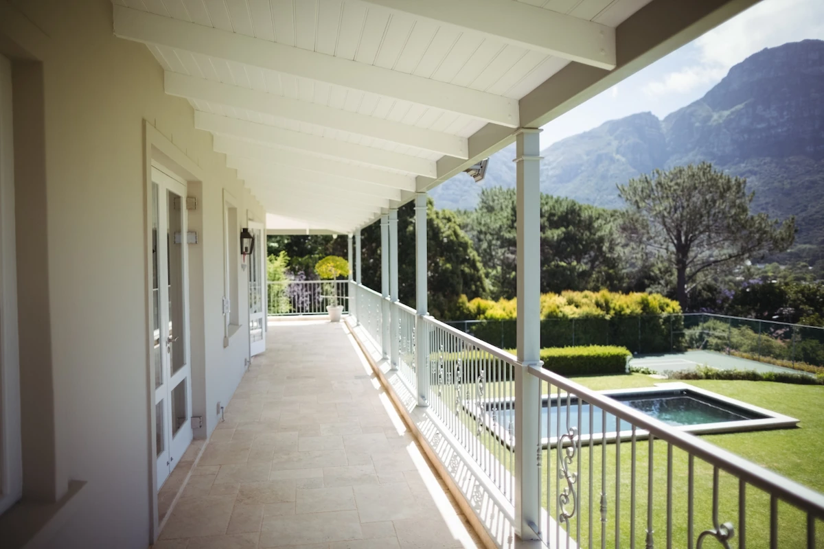 Teras Rumah Panjang ke Belakang